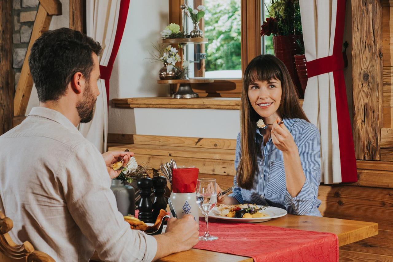 Ortner'S Resort 巴特法兴格 外观 照片 A couple eating cheese