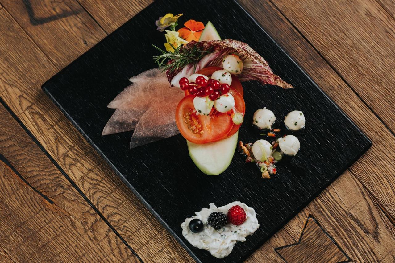 Ortner'S Resort 巴特法兴格 外观 照片 A plate of cured and smoked reindeer