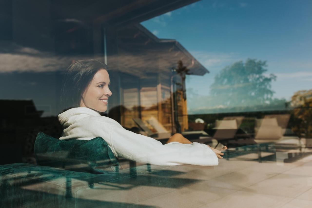 Ortner'S Resort 巴特法兴格 外观 照片 A woman relaxing at a resort