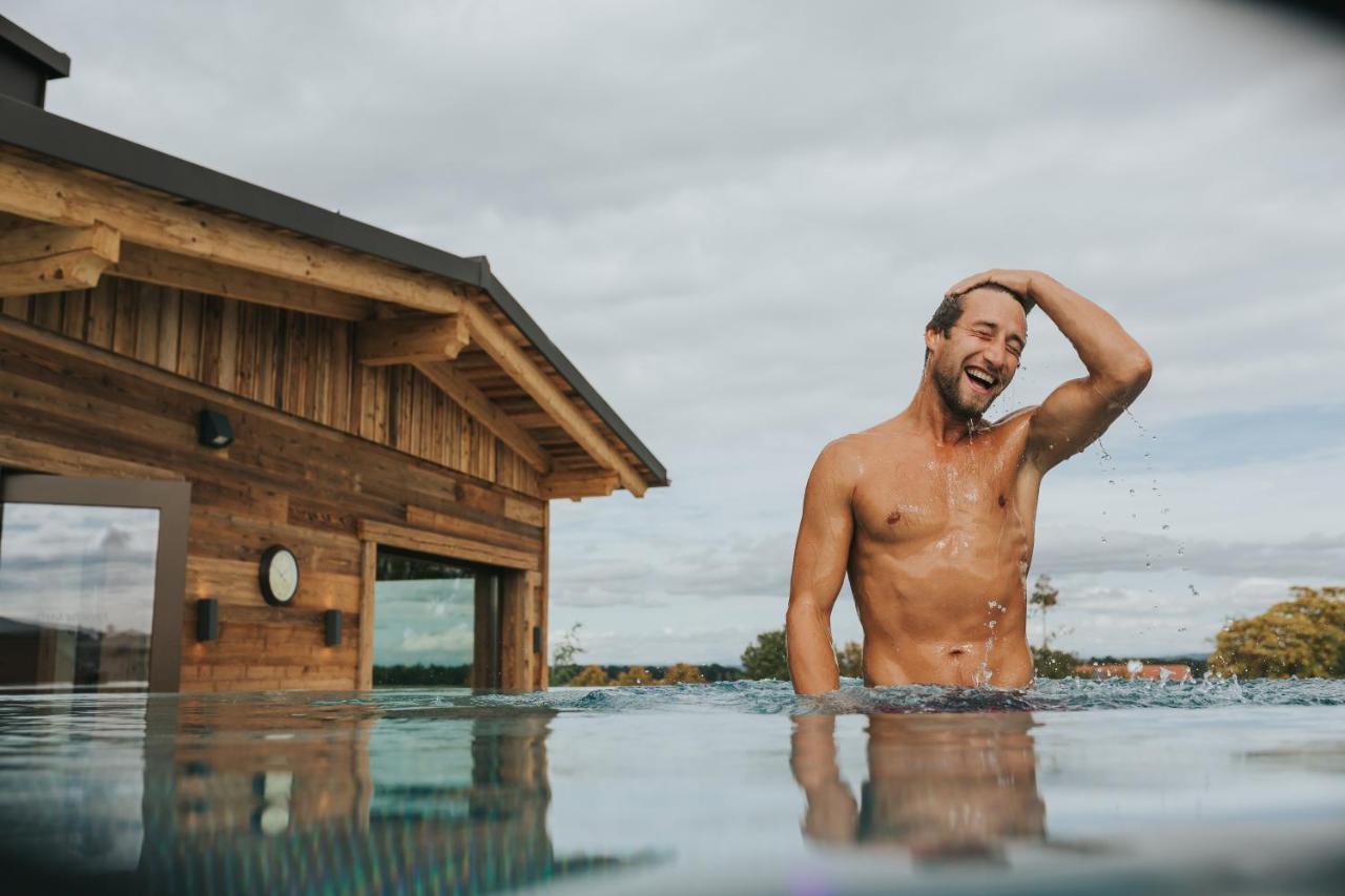 Ortner'S Resort 巴特法兴格 外观 照片 A man in a swimming pool