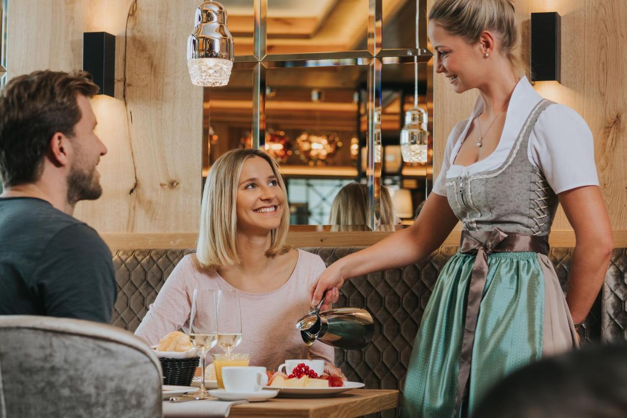 Ortner'S Resort 巴特法兴格 外观 照片 A waitress serving customers